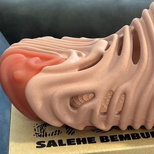 Salehe Bembury m6/w8